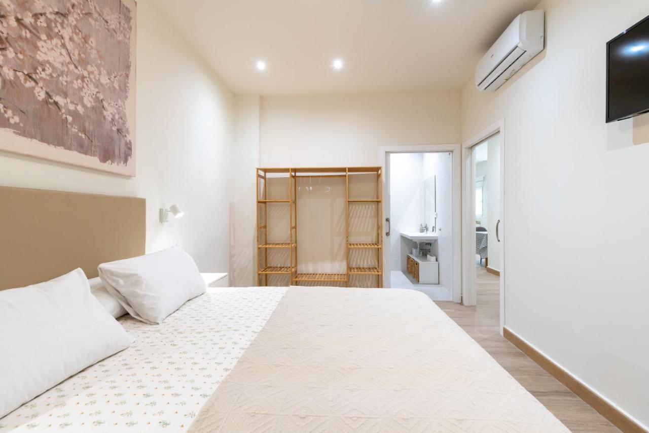 Apartamentos Cervantes 17 Siviglia Esterno foto