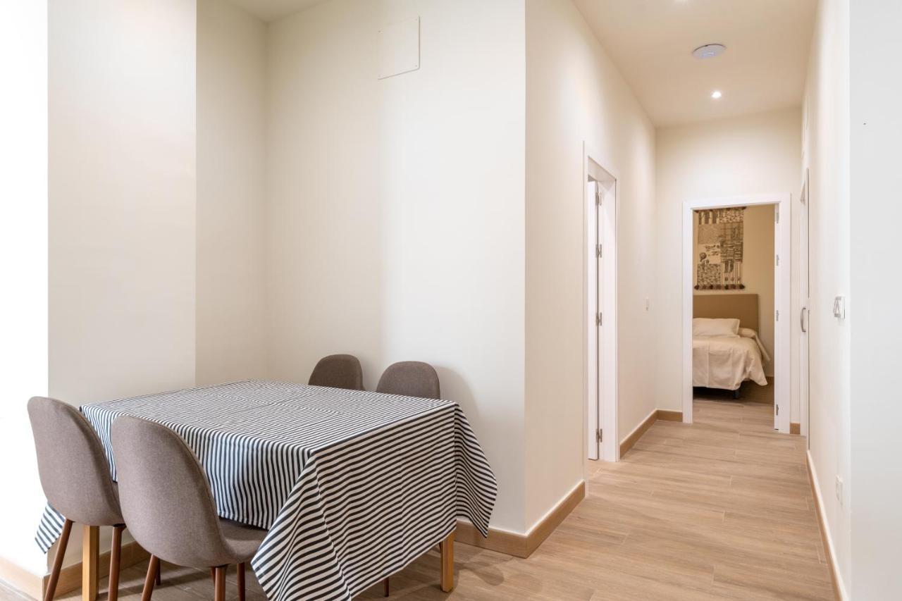 Apartamentos Cervantes 17 Siviglia Esterno foto