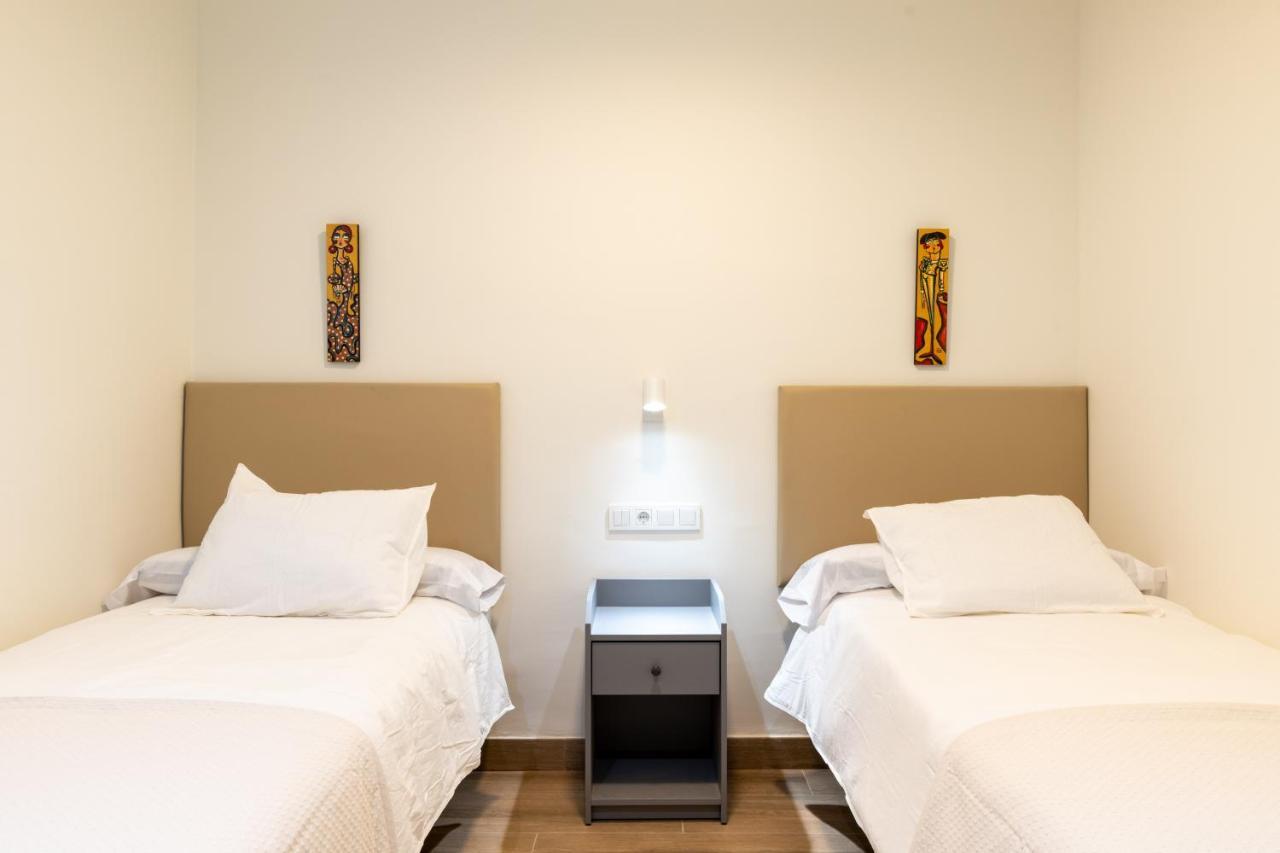 Apartamentos Cervantes 17 Siviglia Esterno foto