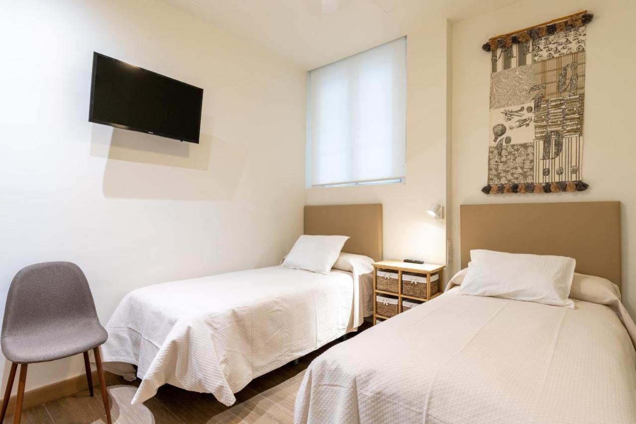 Apartamentos Cervantes 17 Siviglia Esterno foto