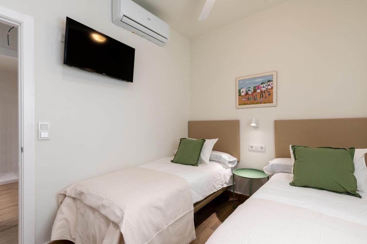 Apartamentos Cervantes 17 Siviglia Esterno foto